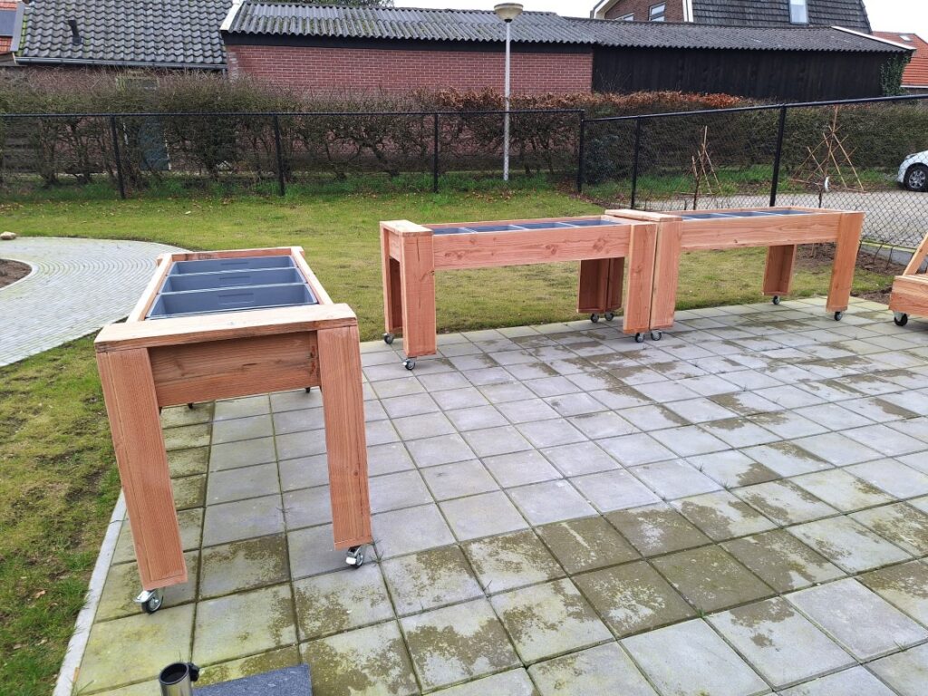 verrijdbare-kweektafel-hout-woonzorglocatie-aalten
