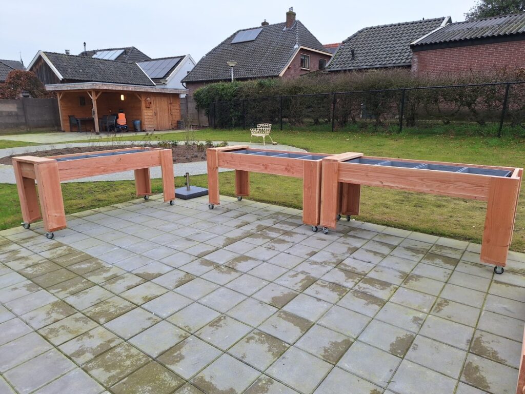 houten-verrijdbare-kweektafel-buiten-zorginstelling-aalten