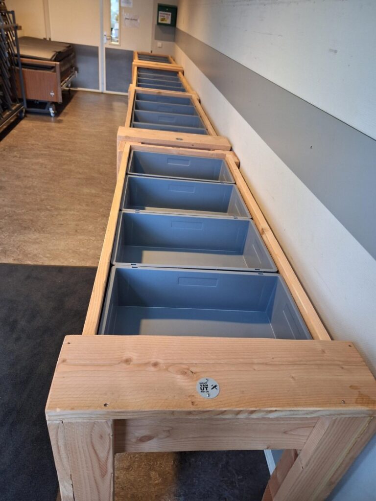 Verrijdbare kweektafel voor gezamenlijk tuinieren in zorgcentrum