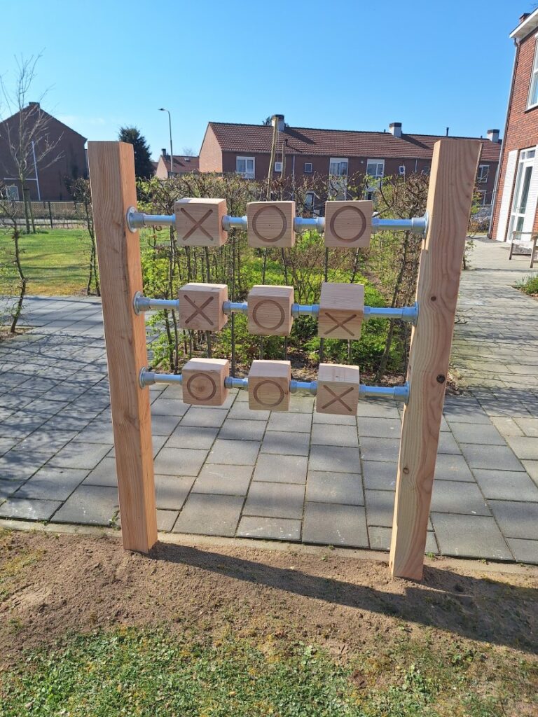 Boter kaas en eieren XXL houten spel bij kleinschalige woonvorm voor mensen met dementie in Nijmegen