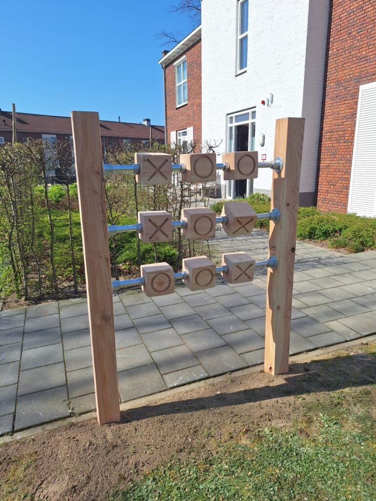 Boter kaas en eieren XXL spel in gebruik bij woonlocatie dementiezorg