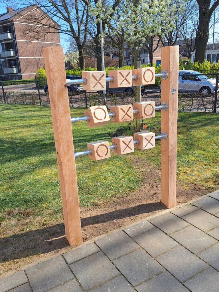 Boter kaas en eieren XXL houten spel opgesteld in gemeenschappelijke ruimte