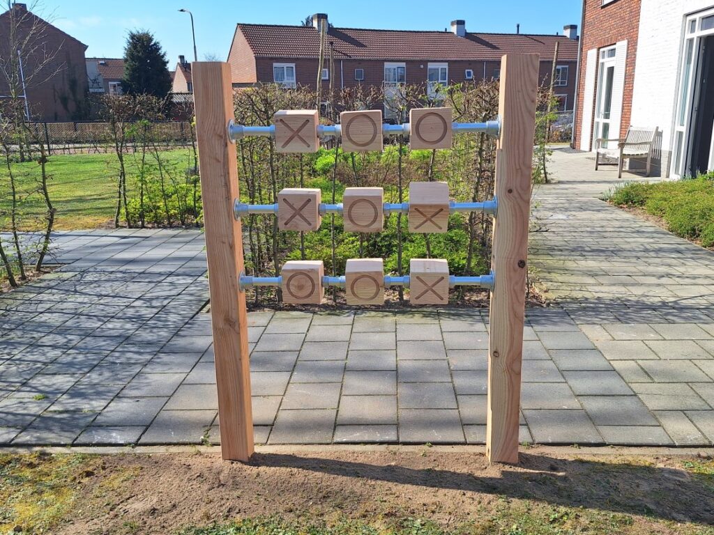 Boter kaas en eieren XXL houten spel buiten bij zorglocatie