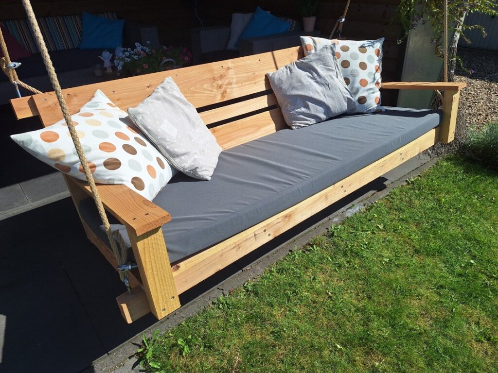 mooie schommelbank van Douglashout