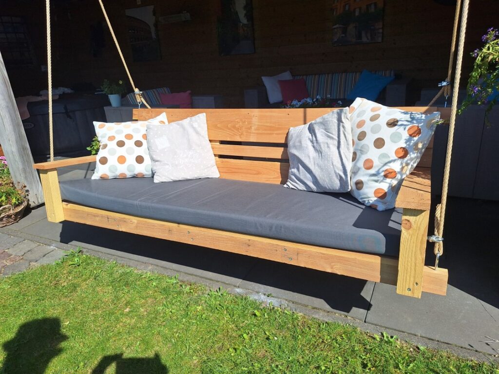 mooie schommelbank van Douglashout