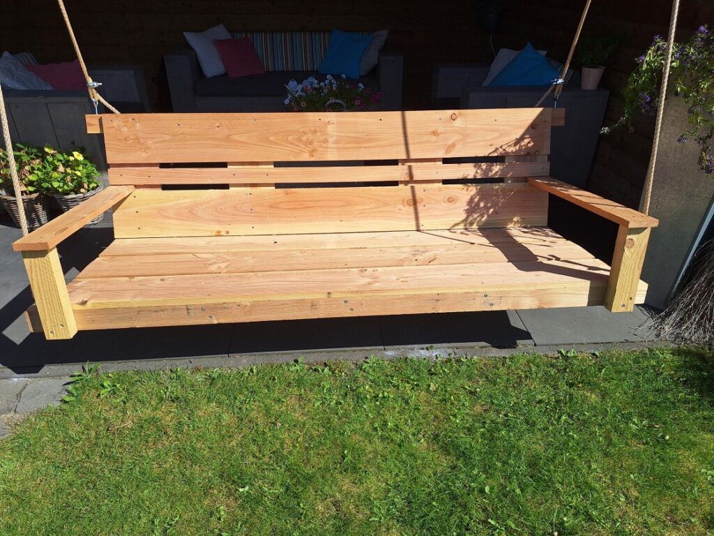 Schommelbank van Douglashout onder veranda met natuurlijke uitstraling