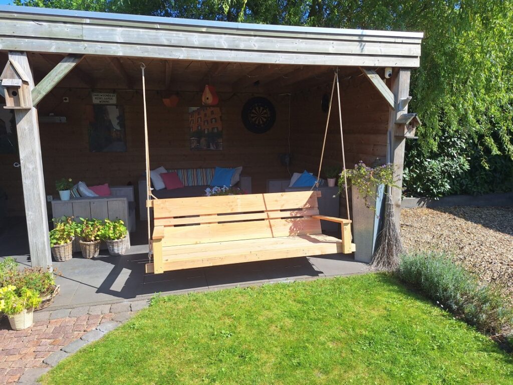 mooie schommelbank van Douglashout