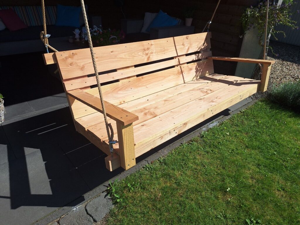 mooie schommelbank van Douglashout