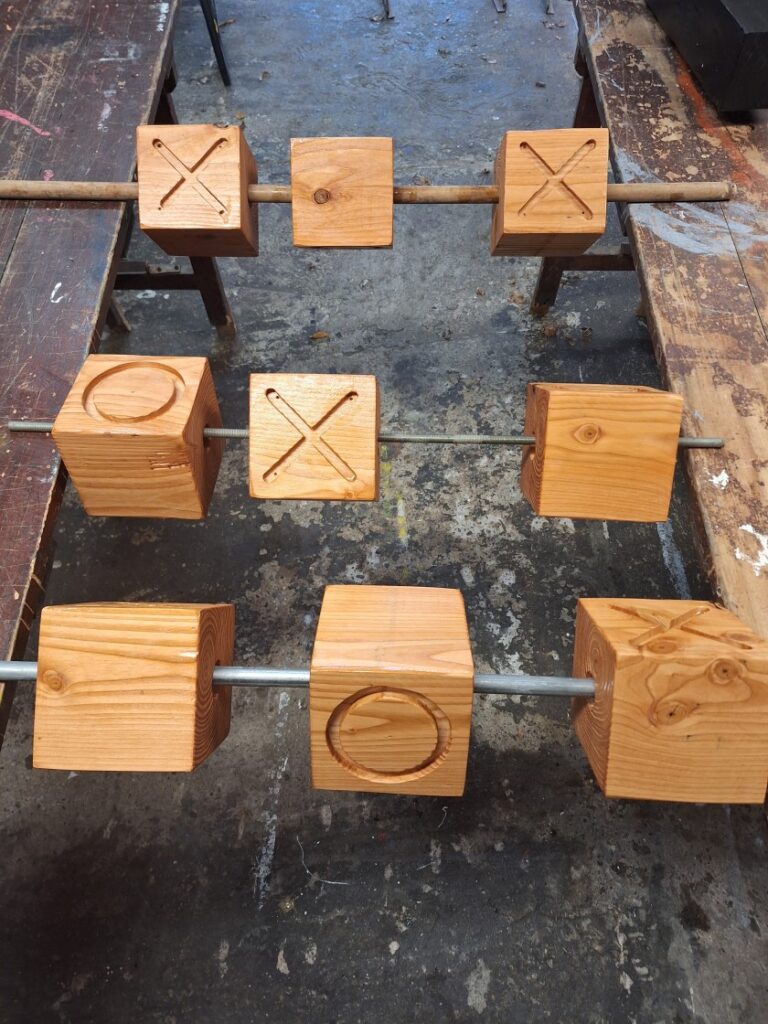 Detail van gebeitst hout bij XXL boter-, kaas- en eierenspel