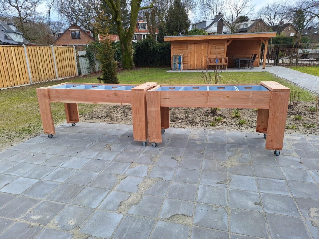 Verrijdbare kweektafel van Douglas hout op werkhoogte voor zorginstelling in Ede