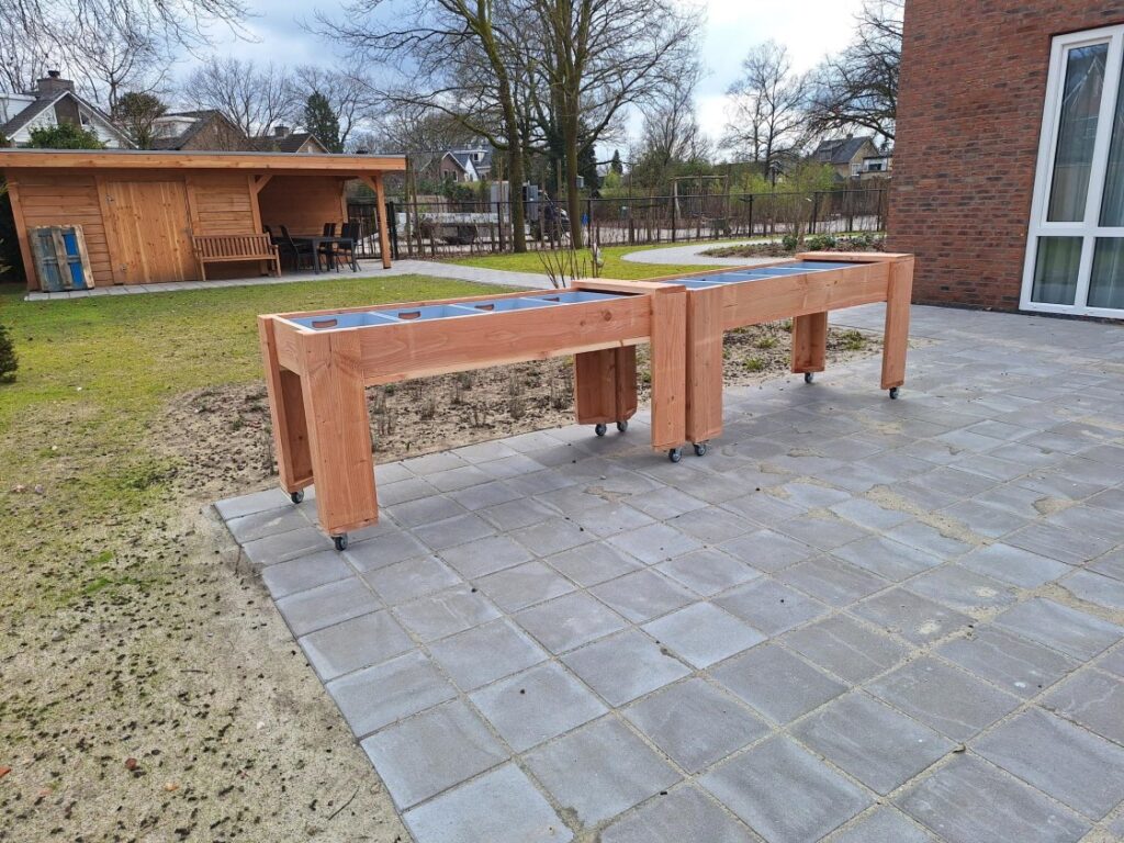 Verrijdbare kweektafel van Douglas hout geschikt voor tuinieren door ouderen in Ede