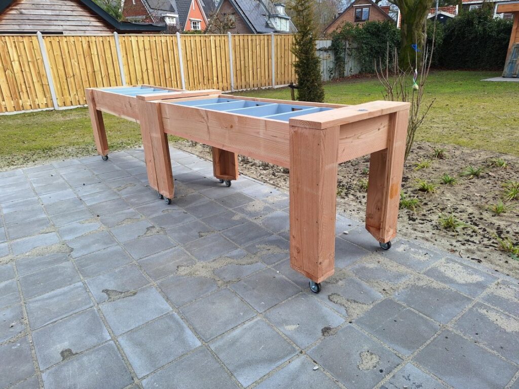 Duurzame verrijdbare kweektafels van Douglas hout, op maat gemaakt en geleverd voor een kleinschalige woonvorm voor mensen met dementie in Ede.