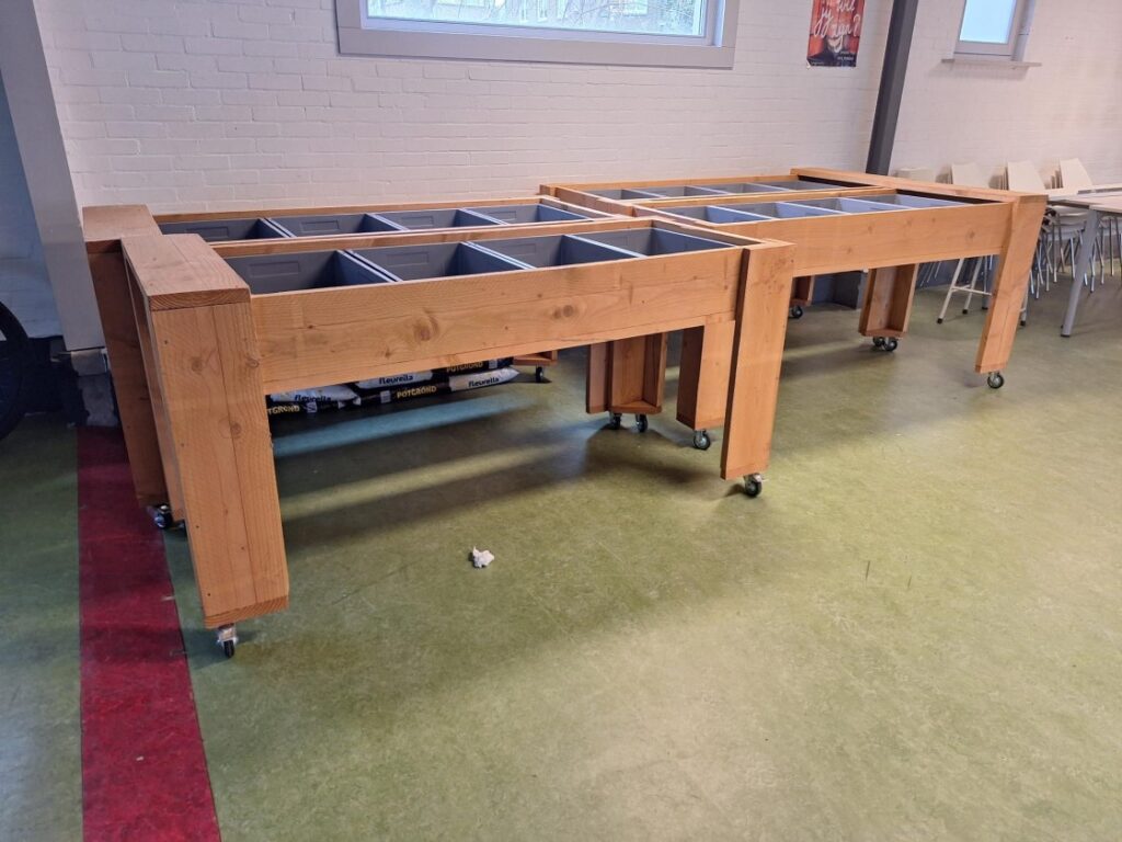 Kweektafels in gebruik bij lyceum in Zeist