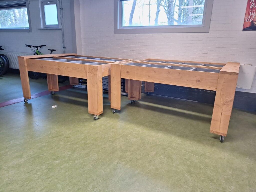 Detail van geoliede houten kweektafel voor school in Zeist