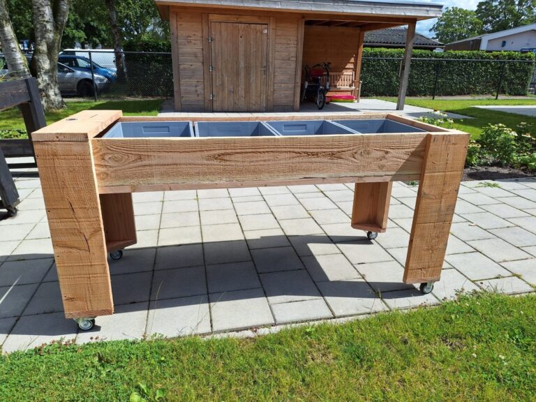 Bewoners van een kleinschalige woonvorm gebruiken de verrijdbare kweektafel in Coevorden