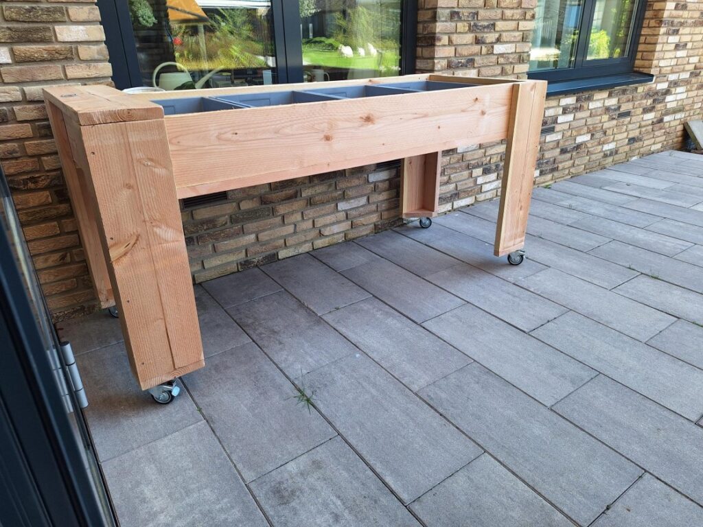 Samen tuinieren aan verrijdbare Douglas kweektafel bij Zorggroep Anna Geldrop