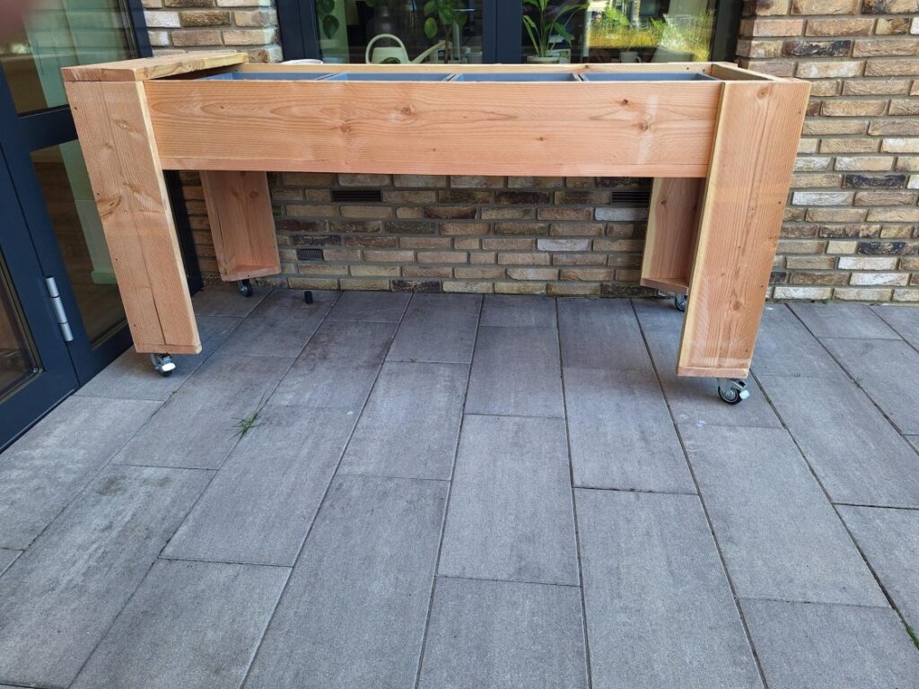 Verrijdbare kweektafel van Douglas-hout bij woonzorgcentrum Zorggroep Anna in Geldrop