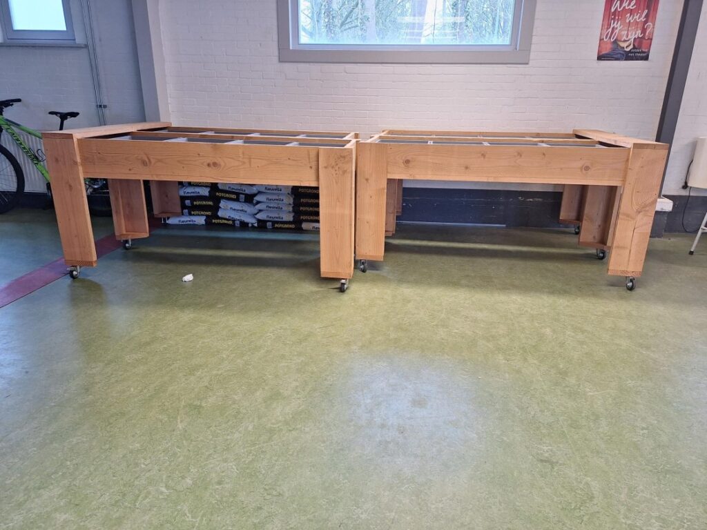 verrijdbare-verplaatsbare-kweektafel-van-Douglas-hout-Lyceum-Zeist-hout-van-ut-patje