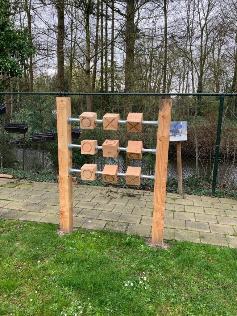 Dit boter-, kaas- en eieren XXL spel is volledig gemaakt van duurzaam Douglas hout. Door het grote formaat nodigt het uit tot samen spelen in de tuin, op het plein of bij een zorglocatie.