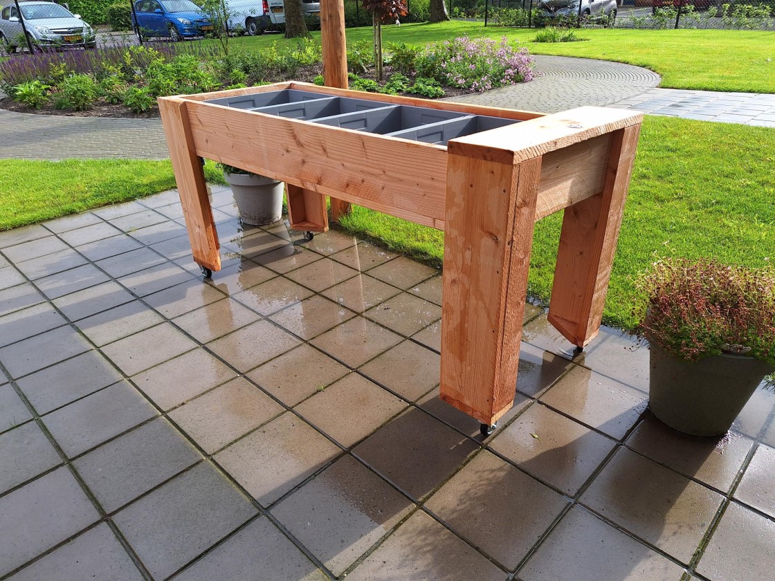 Bewoners van kleinschalig wooncentrum in Brummen gebruiken de verrijdbare kweektafel voor tuinactiviteiten