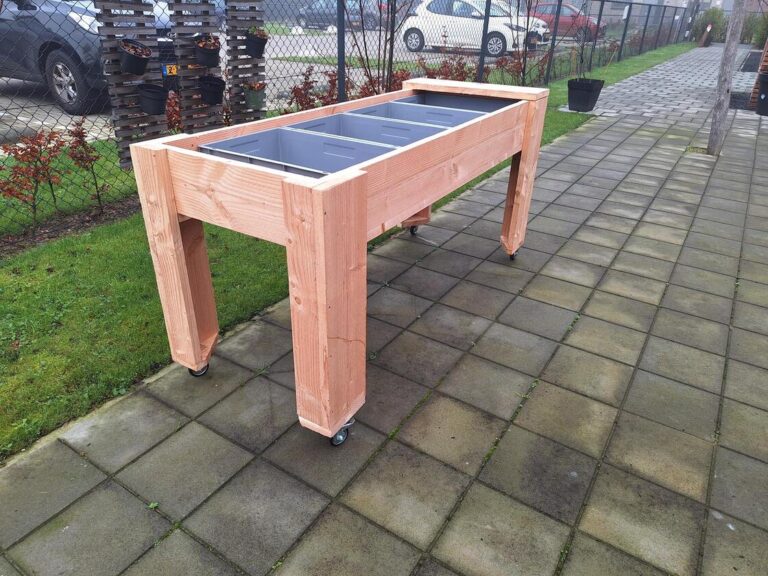 Verrijdbare kweektafel op wielen in kleinschalige woonsetting voor mensen met dementie