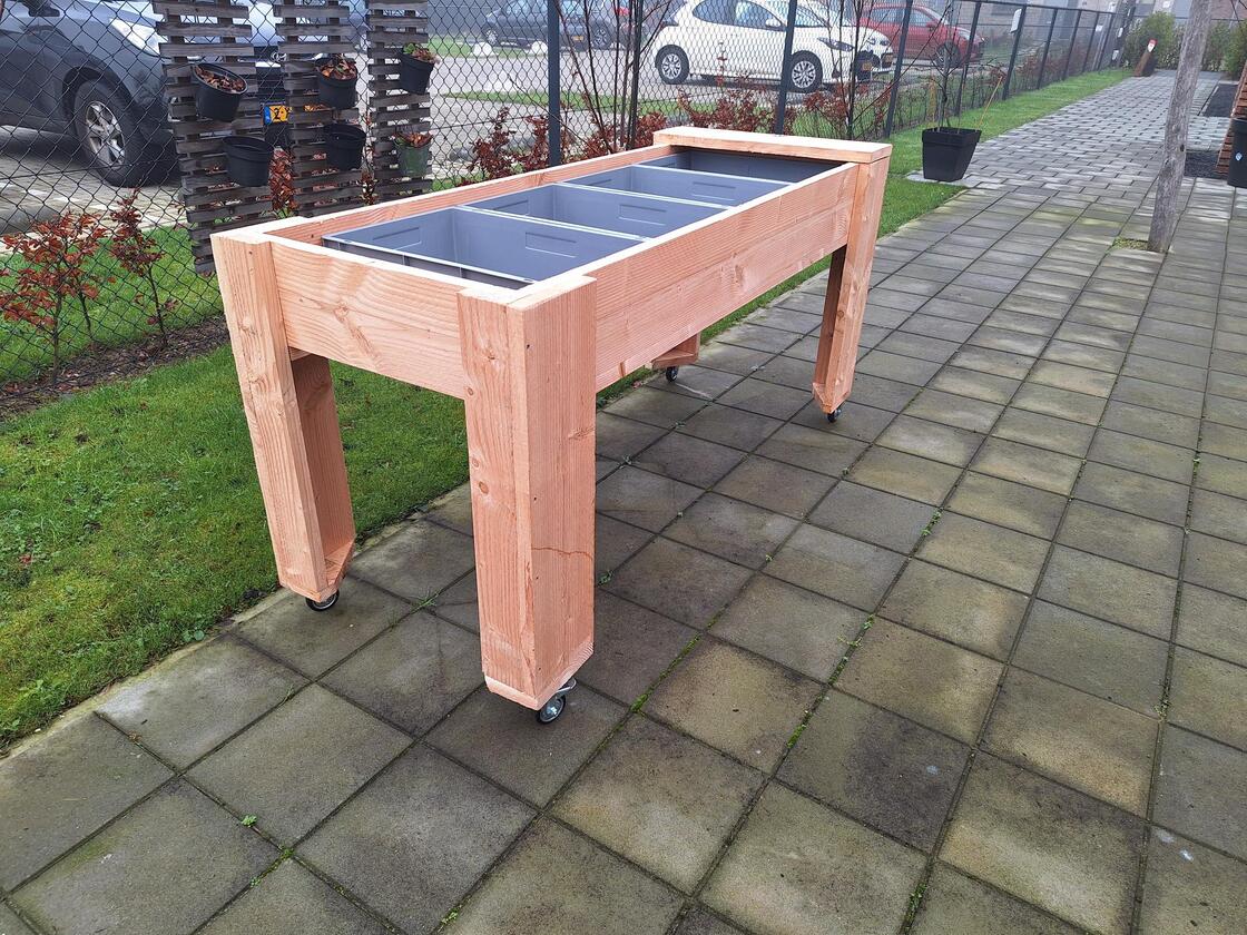 Verrijdbare kweektafel op wielen in kleinschalige woonsetting voor mensen met dementie
