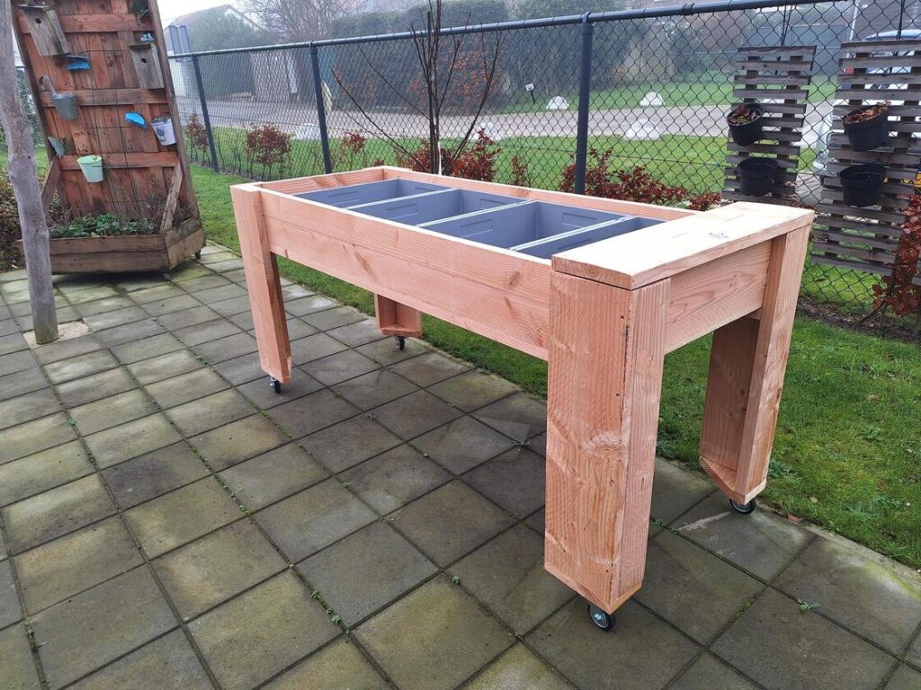 Bewoners verzorgen planten in een mobiele kweektafel binnen dementiezorg