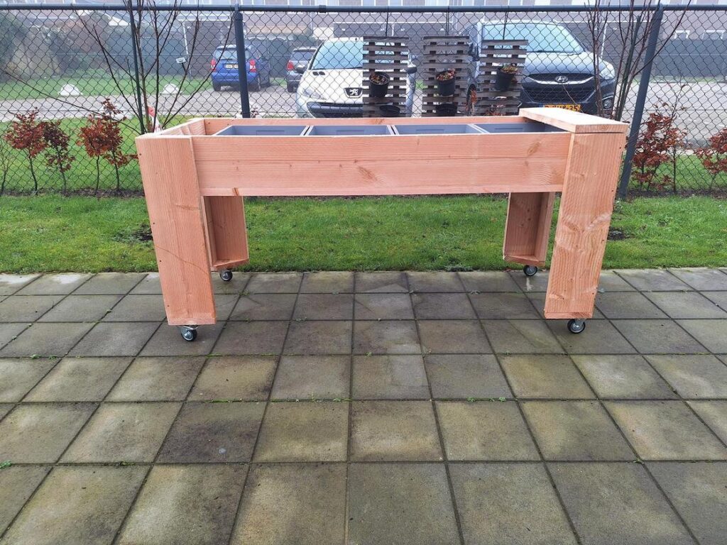 Mobiele kweektafel met kruiden en planten in zorgomgeving