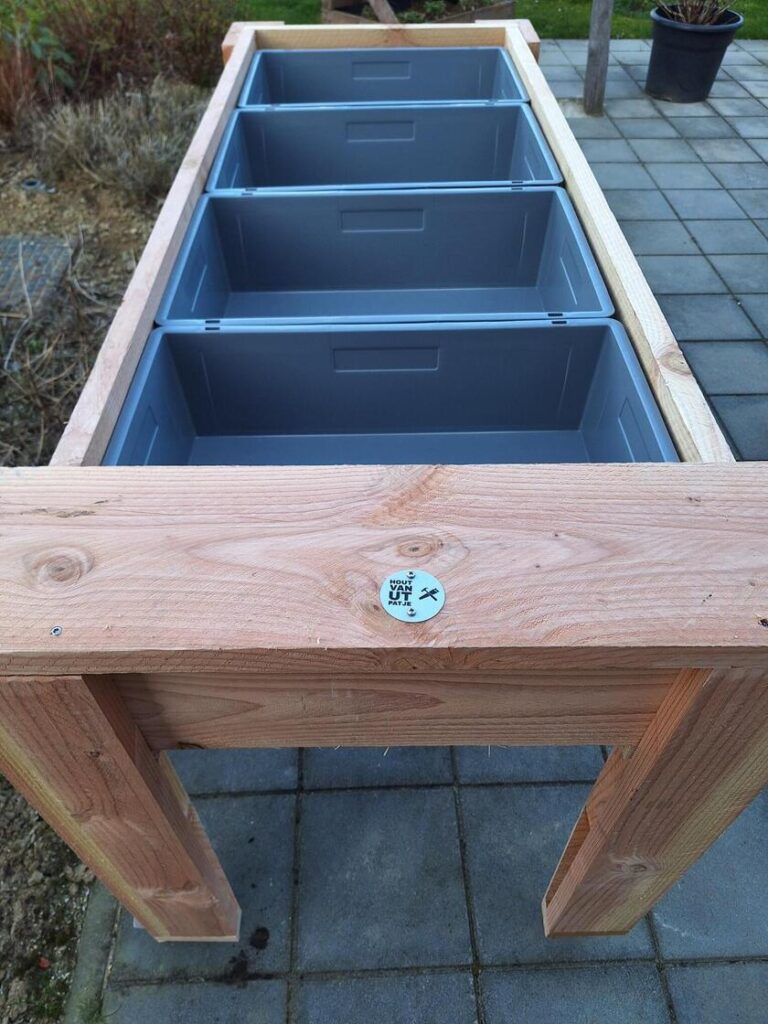 Verrijdbare kweektafel op werkhoogte voor gebruik in zorginstellingen.