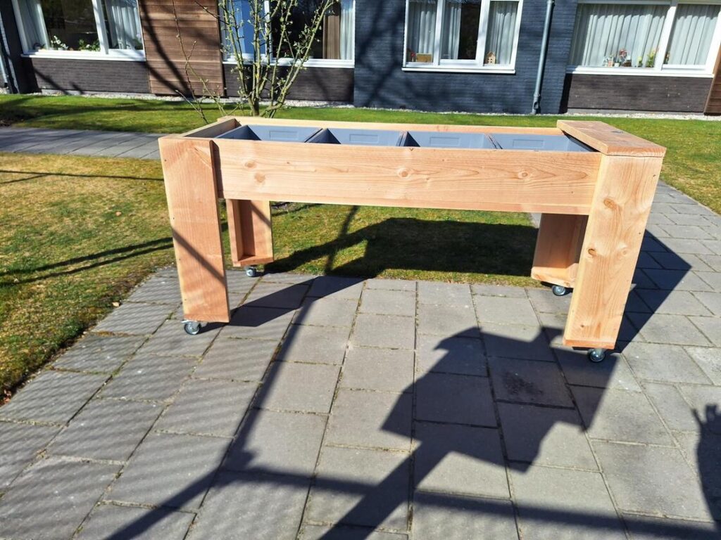 Moestuinbeleving met verrijdbare kweektafel bij dementiezorg