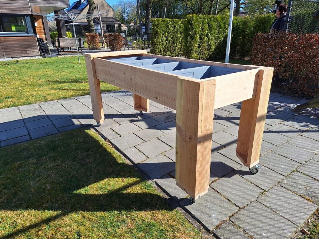 Verrijdbare houten kweektafel voor moestuinbeleving bij kleinschalige dementiezorg in Steenbergen