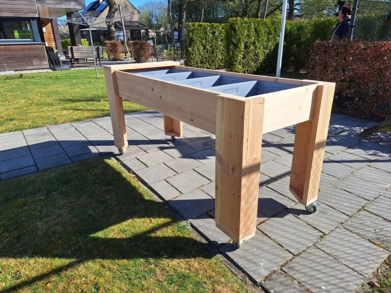 Verrijdbare houten kweektafel voor moestuinbeleving bij kleinschalige dementiezorg in Steenbergen