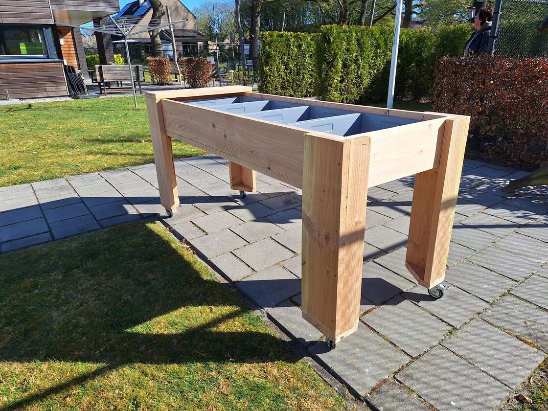 Verrijdbare houten kweektafel voor moestuinbeleving bij kleinschalige dementiezorg in Steenbergen