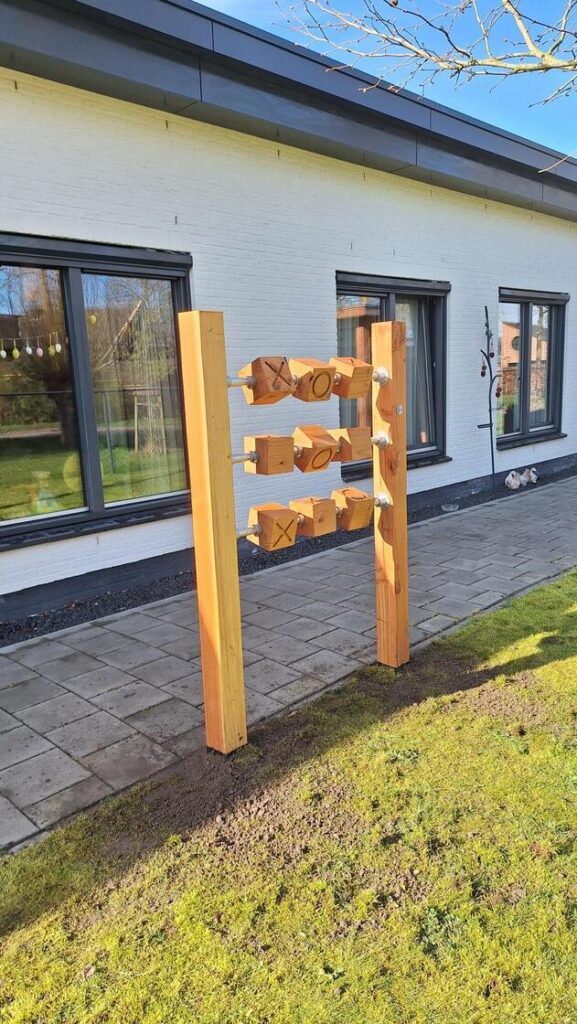 bewoners spelen samen een groot boter kaas en eieren spel