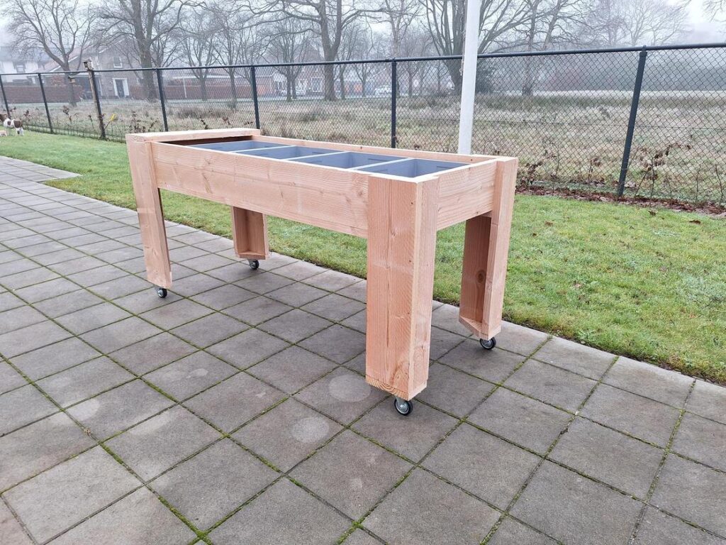 verrijdbare kweektafel van douglas hout geleverd bij woonhuis met bewoners in Coevorden