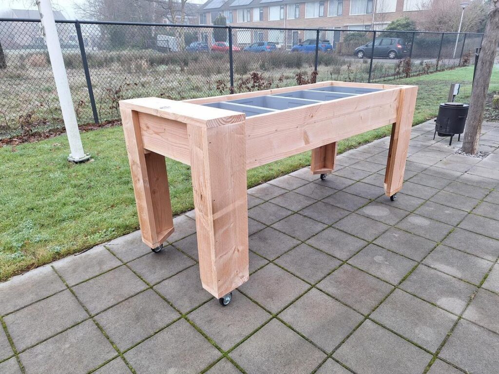 moestuin kweektafel op wielen bij woonlocatie in Coevorden
