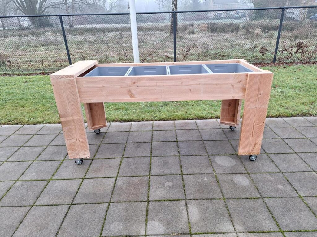 houten verrijdbare kweektafel voor moestuin bij zorgwoning