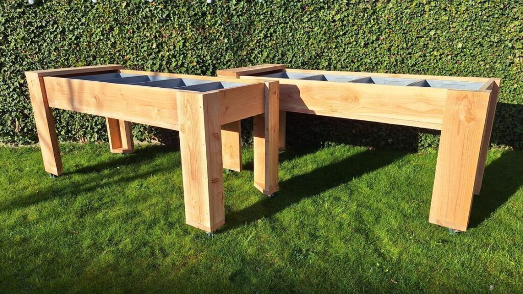 Verrijdbare kweektafel in gebruik bij moestuin of zorginstelling buiten