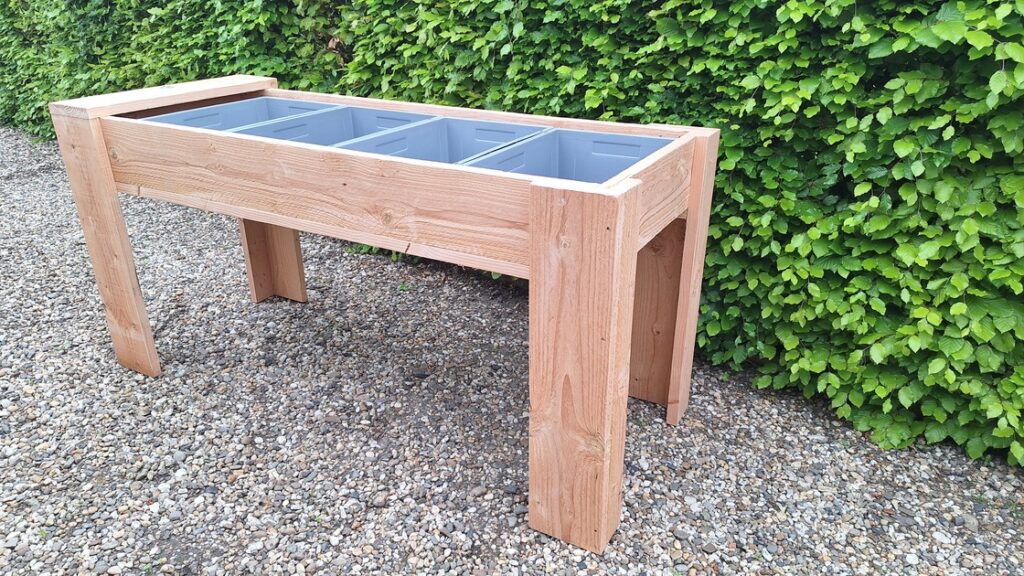 Close-up van planten en aarde in houten kweektafel