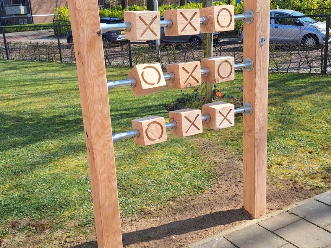 Boter kaas en eieren XXL houten spel opgesteld in gemeenschappelijke ruimte